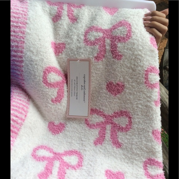 Cupcakes and cashmere Pink Bow blanket throw - Picture 1 of 5